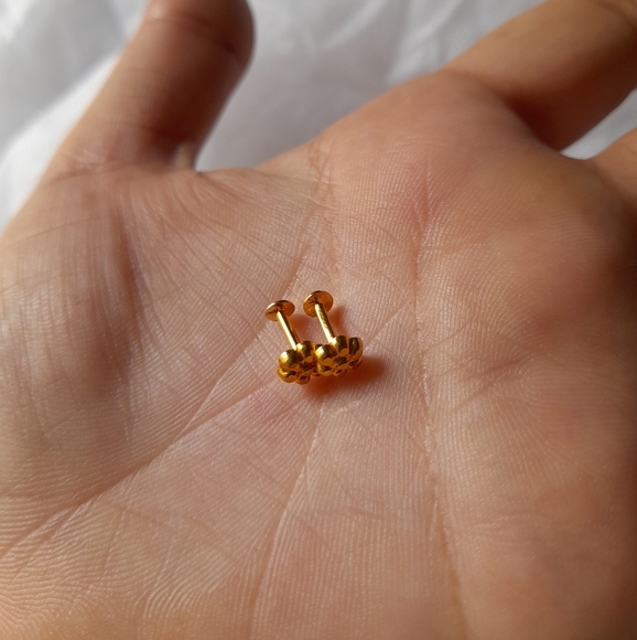 Beautiful new flower desine studs - Picture 7 of 8